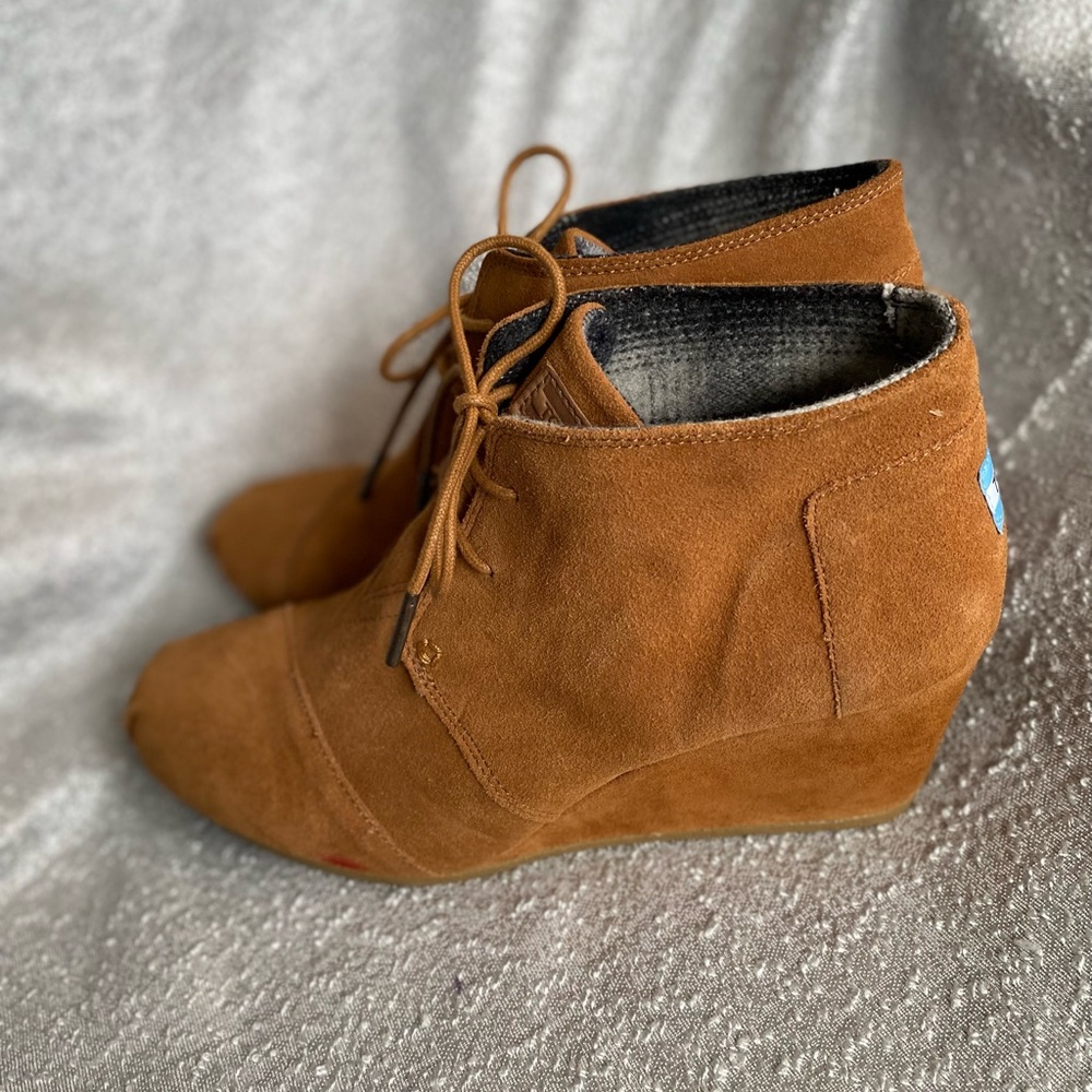 TOMS Desert‎ Booties with 3" Wedge Tan Lace up Suede Size 10W - Picture 3 of 12